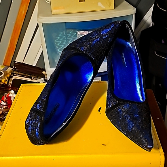 New Designer Shoes, Dangerous, Sz 8, Blue & Black Floral Lace Design, Pointy Toe - Picture 10 of 11